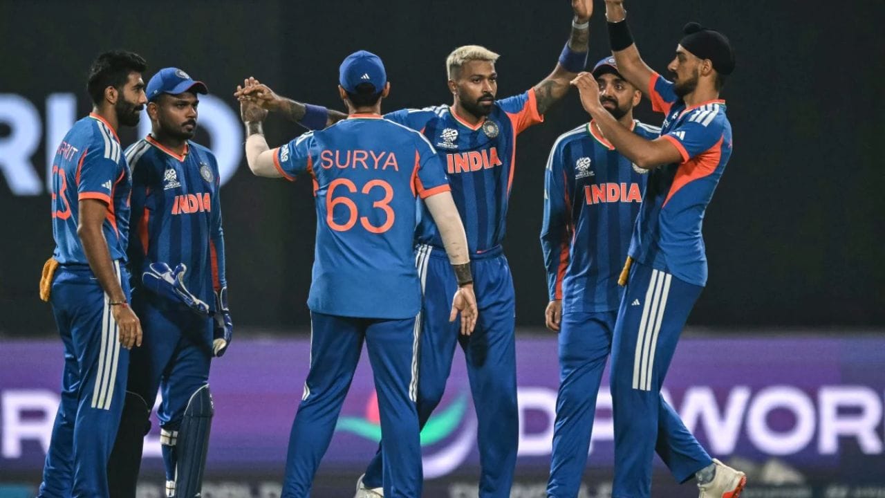 2026 ના ટી20 વર્લ્ડ કપની ફાઇનલ ભારત અને ન્યુઝીલેન્ડ વચ્ચે રમાનારી છે. આ ટાઇટલ ટક્કર 8 માર્ચે અમદાવાદના નરેન્દ્ર મોદી સ્ટેડિયમમાં થશે. હવે, પ્રશ્ન એ છે કે કોણ જીતશે? ટીમ ઈન્ડિયા ક્યારેય ન્યુઝીલેન્ડ સામે ટી20 વર્લ્ડ કપ જીતી શકી નથી. તો, આ ઇતિહાસ કેવી રીતે બદલશે? (ફોટો ક્રેડિટ- સોશિયલ મીડિયા)