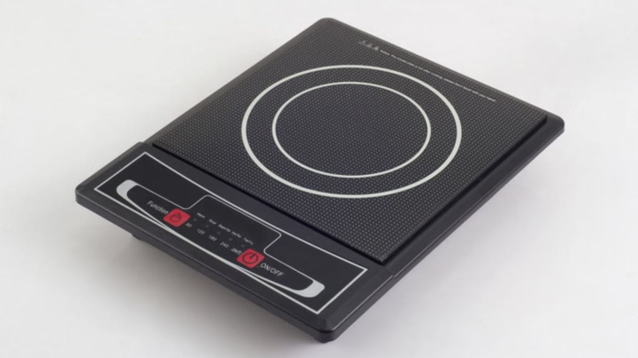 ઘણીવાર એવું જોવા મળે છે કે રસોઈ પૂર્ણ થતાંની સાથે જ, લોકો - વીજળી બચાવવાના પ્રયાસમાં - તાત્કાલિક સ્વીચ બંધ કરી દે છે. જો તમે પણ આવું કરો છો, તો તમે અજાણતાં તમારા ઇન્ડક્શન કુકટોપને નુકસાન પહોંચાડી રહ્યા છો. ચાલો સમજીએ કે આ ભૂલ તમારા ઇન્ડક્શન યુનિટને કેવી રીતે બગાડી શકે છે. (ફોટો ક્રેડિટ-સોશિયલ મીડિયા)