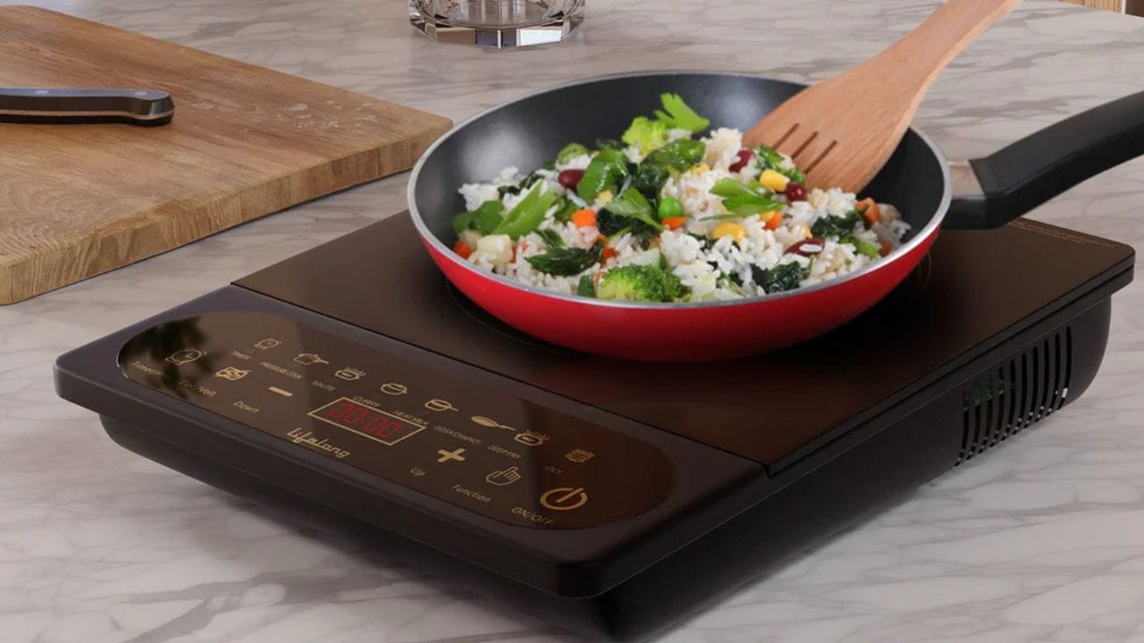 તો સાચી પ્રક્રિયા શું છે?: તમારા ઇન્ડક્શન કુકટોપને સુરક્ષિત રીતે બંધ કરવા માટે પ્રથમ, ઇન્ડક્શન કુકટોપના ડિસ્પ્લે પેનલ પર સ્થિત 'ON/OFF' અથવા 'Power' બટન દબાવો. ફેન બંધ થાય ત્યાં સુધી રાહ જુઓ: કુકટોપ બંધ કર્યા પછી પણ, ફેન આપમેળે બંધ ન થાય ત્યાં સુધી તેને ચાલુ રહેવા દો. આમાં સામાન્ય રીતે 1 થી 2 મિનિટ લાગે છે. (ફોટો ક્રેડિટ-સોશિયલ મીડિયા)