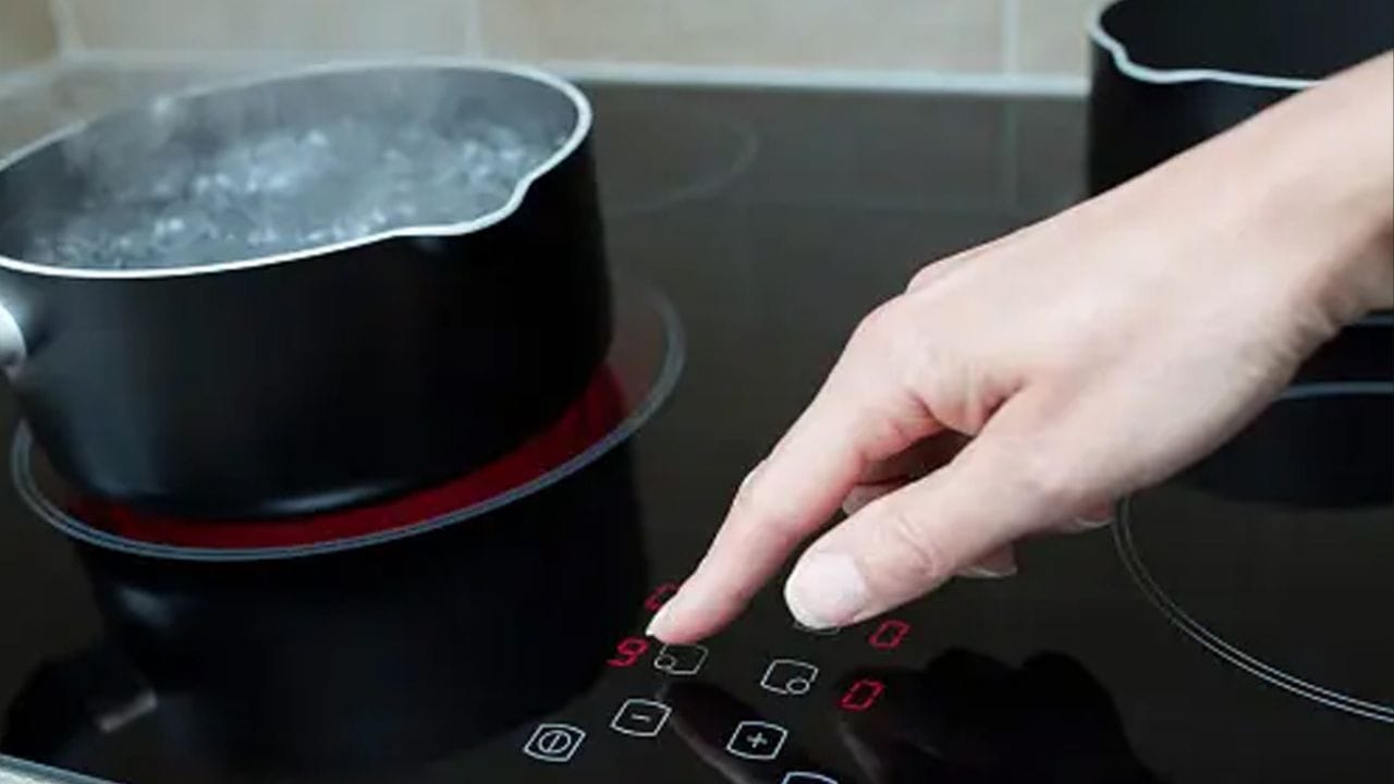 પંખોનો અવાજ સંપૂર્ણપણે બંધ થઈ જાય પછી જ સ્વીચ બંધ કરો અથવા યુનિટને અનપ્લગ કરો. ઇન્ડક્શન સપાટી એટલે કે ઉપ્પરનો ભાગ સંપૂર્ણપણે ઠંડો ન થાય ત્યાં સુધી તેને ક્યારેય ભીના કપડાથી સાફ કરશો નહીં. ગરમ કાચ અચાનક ઠંડા પાણીમાં પડવાથી તે ફાટી શકે છે. (ફોટો ક્રેડિટ-સોશિયલ મીડિયા)