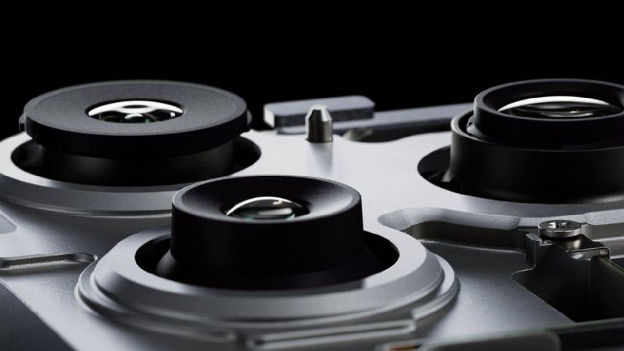 DSLR જેવો પાવરફુલ કેમેરા: કેમેરા પ્રેમીઓ માટે સારા સમાચાર એ છે કે iPhone 18 Pro Max માં 'વેરીએબલ એપર્ચ' કેમેરા મળી શકે છે. આ સિસ્ટમ દ્વારા લેન્સમાં આવતા પ્રકાશને સચોટ રીતે કંટ્રોલ કરી શકાશે, જે પ્રોફેશનલ DSLR જેવો અનુભવ આપશે. આ ઉપરાંત, તમામ મોડલ્સમાં 24MP નો સેલ્ફી કેમેરા હોવાની પણ શક્યતા છે. (Image: Macrumors)