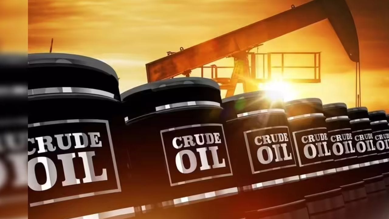 યુદ્ધની સીધી અસર સમગ્ર વિશ્વ પર પડશે. ગલ્ફ દેશોમાં સળગતી આ આગની ગરમી ભારતીય અર્થતંત્રને પણ બાળી શકે છે. ક્રૂડ ઓઇલ માર્કેટમાં ઉથલપાથલ મચી ગઈ છે, અને આ કટોકટી વધુ લાંબી થવાની આશંકા હવે પહેલા કરતા વધુ વધી ગઈ છે. આવી સ્થિતિમાં, જો યુદ્ધની સ્થિતિમાં તેલનો પુરવઠો બંધ થઈ જાય, તો કયા દેશ પાસે તેના દેશને કેટલા દિવસ ટકાવી રાખવા માટે પૂરતો તેલ સંગ્રહ છે ચાલો જાણીએ