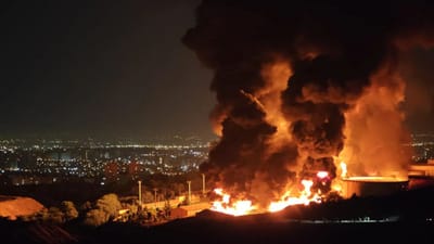 અમેરિકા અને ઇઝરાયલે ઈરાનના પરમાણુ ઠેકાણા અને લશ્કરી થાણાઓને નિશાન બનાવીને મોટા હવાઈ હુમલા કર્યા છે. જે બાદ બન્ને દેશો વચ્ચે ભયંકર યુદ્ધ ચાલી રહ્યું છે.  આનાથી મધ્ય પૂર્વમાં તણાવ વધ્યો છે. ઈરાનના સુપ્રીમ લીડર આયાતુલ્લાહ અલી ખામેનીના મૃત્યુ બાદ, ઈરાને દુબઈ, બહેરીન, કુવૈત અને કતાર સહિત અનેક દેશો પર મિસાઈલ હુમલાઓ કરીને બદલો લીધો છે. રશિયા-યુક્રેન યુદ્ધ પણ પાંચમા વર્ષમાં પ્રવેશી ગયું છે. ચાલો જોઈએ કે યુદ્ધ ક્યારે સત્તાવાર રીતે વિશ્વ યુદ્ધ બને છે.(ફોટો ક્રેડિટ- સોશિયલ મીડિયા)