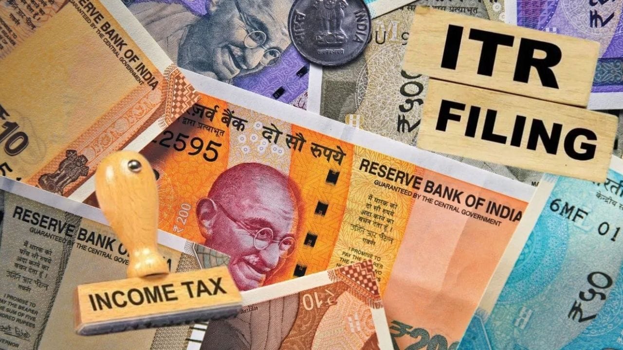 1. ટેક્સ સેવિંગ માટે રોકાણ: જે લોકોએ OLD Tax રિઝીમનો વિકલ્પ પસંદ કર્યો છે, તેમના માટે આવકવેરા કાયદાની કલમ 80C હેઠળ ₹1.5 લાખ સુધીના કર કપાતનો દાવો કરવા માટે રોકાણ કરવાની આજે છેલ્લી તક છે. ચાલુ નાણાકીય વર્ષ માટે લાભો મેળવવા માટે સુકન્યા સમૃદ્ધિ યોજના, PPF, ઇક્વિટી લિંક્ડ સેવિંગ્સ સ્કીમ્સ (ELSS), રાષ્ટ્રીય બચત પ્રમાણપત્રો (NSC) અને અન્ય જેવી વિવિધ સરકારી યોજનાઓમાં આજે જ રોકાણ પૂર્ણ કરવું ફરજિયાત છે. જો તમે ૩૧ માર્ચની સમયમર્યાદા પસાર થયા પછી આ રોકાણો કરો છો, તો લાભો ફક્ત આગામી નાણાકીય વર્ષમાં જ લાગુ થશે.(ફોટો ક્રેડિટ-Google)