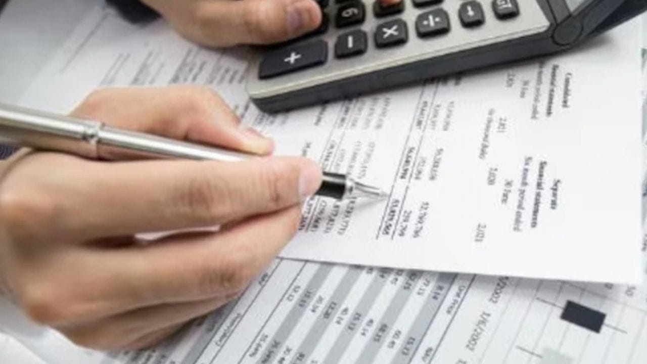 2.તમારા નોકરીદાતાને રોકાણના પુરાવા સબમિટ કરો: જે કર્મચારીઓએ કર-બચત રોકાણો જાહેર કર્યા છે તેઓએ ચોક્કસ TDS (ટેક્સ ડિડક્ટેડ એટ સોર્સ) કપાતની ખાતરી કરવા માટે તેમના નોકરીદાતાને આ રોકાણો અને ખર્ચનો પુરાવો સબમિટ કરવો જરૂરી છે. આમાં HRA દાવાઓ માટે ભાડાની રસીદો, વીમા પ્રીમિયમ રસીદો, ELSS અને PPF રોકાણોનો પુરાવો અને હોમ લોન વ્યાજ ચુકવણીના પુરાવા જેવા દસ્તાવેજો શામેલ છે. આમ કરવામાં નિષ્ફળતાના પરિણામે તમારા માર્ચ પગારમાંથી વધુ TDS કપાત થઈ શકે છે. (ફોટો ક્રેડિટ-Google)