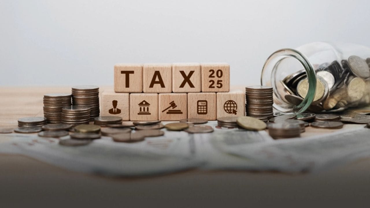 4. એડવાન્સ ટેક્સ ચુકવણી: જો તમારી કુલ ટેક્સ જવાબદારી ₹10,000 કે તેથી વધુ હોય, તો તમારે તમારો એડવાન્સ ટેક્સ જમા કરાવવો ફરજિયાત છે. આ કાર્ય પૂર્ણ કરવાની અંતિમ તારીખ પણ 31 માર્ચ છે; આ એડવાન્સ ટેક્સ ચુકવણી કરવામાં નિષ્ફળતાના પરિણામે તમારે બાકી રકમ પર 1% માસિક વ્યાજ ચૂકવવું પડી શકે છે.(ફોટો ક્રેડિટ-Google)