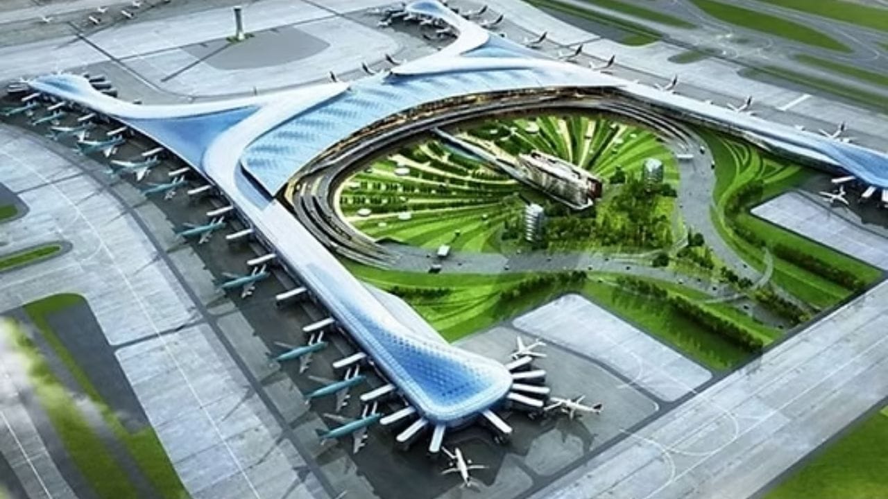 નોઈડા આંતરરાષ્ટ્રીય વિમાનમથક (જેવર એરપોર્ટ) ઉત્તર પ્રદેશમાં ભારતનું સૌથી મોટું અને પૂર્ણ થયા પછી એશિયાના સૌથી મોટા એરપોર્ટમાંનું એક બનવા માટે તૈયાર છે એટલે કે આ દેશ અને એશિયામાં પ્રથમ નંબર પર આવે છે. આ એરપોર્ટ દેશના અર્થતંત્રને પણ વેગ આપશે. આ પ્રોજેક્ટ પીએમ નરેન્દ્ર મોદીના 5 ટ્રિલિયન ડોલરના અર્થતંત્રના લક્ષ્ય અને મુખ્યમંત્રી યોગી આદિત્યનાથના 1 ટ્રિલિયન ડોલરના અર્થતંત્રના વિઝનને પ્રાપ્ત કરવામાં મુખ્ય ભૂમિકા ભજવશે. એરપોર્ટ સ્થાનિક અને આંતરરાષ્ટ્રીય ફ્લાઇટ્સ બંનેનું સંચાલન કરશે. એક વિશાળ મલ્ટિમોડલ કાર્ગો ટર્મિનલ પણ વિકસાવવામાં આવી રહ્યું છે, જે આયાત-નિકાસ પ્રવૃત્તિઓને વેગ આપશે અને ઔદ્યોગિક વિકાસને વેગ આપશે.
