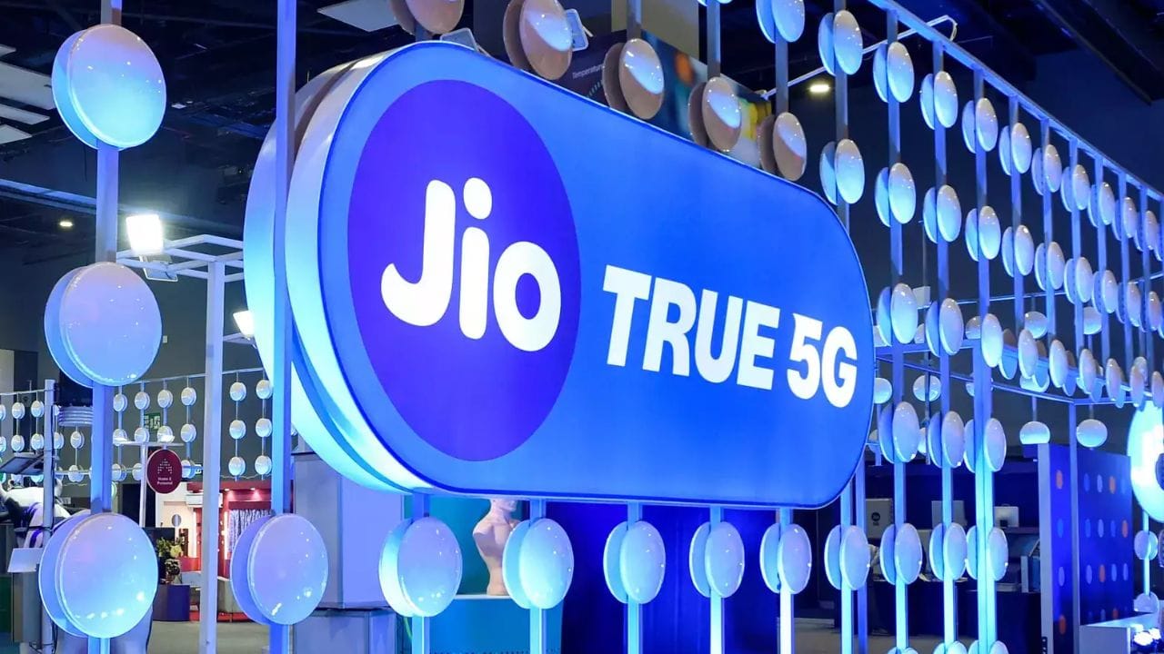 તેના વપરાશકર્તાઓની જરૂરિયાતો અનુસાર, Jio આ રિચાર્જ પ્લાનમાં ચેટિંગ માટે મફત SMS પણ ઓફર કરી રહ્યું છે. તમને બધા સ્થાનિક અને STD નેટવર્ક પર દરરોજ 100 મફત SMS મળે છે. (ફોટો ક્રેડિટ-સોશિયલ મીડિયા)