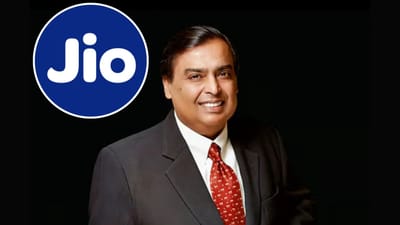 એશિયાના સૌથી ધનિક ઉદ્યોગપતિ મુકેશ અંબાણી તેમના મેગા Jio IPO માટે વ્યાપક તૈયારીઓ કરી રહ્યા છે. આ બાબતથી પરિચિત લોકોના જણાવ્યા મુજબ, રિલાયન્સ ઇન્ડસ્ટ્રીઝ લિમિટેડ તેના ટેલિકોમ યુનિટ, Jio પ્લેટફોર્મ્સ લિમિટેડના પ્રસ્તાવિત શેર વેચાણ માટે અડધો ડઝન બેંકો સાથે કામ કરી રહી છે, અને વધુ સલાહકારો ટૂંક સમયમાં રોસ્ટરમાં જોડાય તેવી શક્યતા છે. (ફોટો ક્રેડિટ-સોશિયલ મીડિયા)