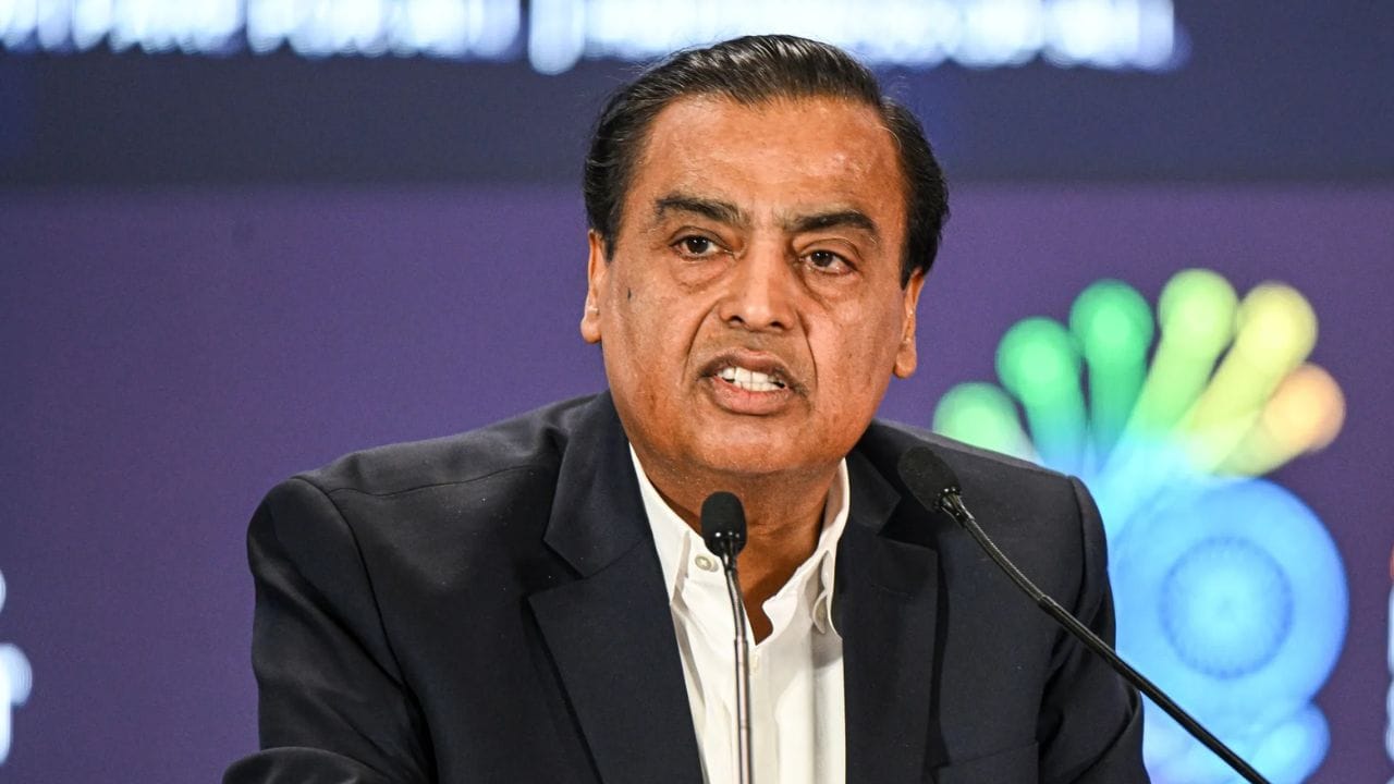 Jio એક એવા પગલા સાથે આગળ વધી રહી છે જે ભારતની અત્યાર સુધીની સૌથી મોટી ઇનિશિયલ પબ્લિક ઓફરિંગ (IPO) તરીકે ચિહ્નિત કરી શકે છે, અને લગભગ બે દાયકામાં અબજોપતિ મુકેશ અંબાણીની ફ્લેગશિપ કંપની, રિલાયન્સ ઇન્ડસ્ટ્રીઝ લિમિટેડના મુખ્ય એકમ દ્વારા પ્રથમ IPO હશે. સરકારે લિસ્ટિંગ આવશ્યકતાઓમાં ફેરફારોને મંજૂરી આપ્યા પછી આ IPO ને વધુ વેગ મળ્યો છે. હવે, મોટા ઇશ્યુઅર્સને તેમની ઇક્વિટીના 2.5 ટકા જેટલા ઓછા વેચાણ કરવાની મંજૂરી છે. (ફોટો ક્રેડિટ-સોશિયલ મીડિયા)