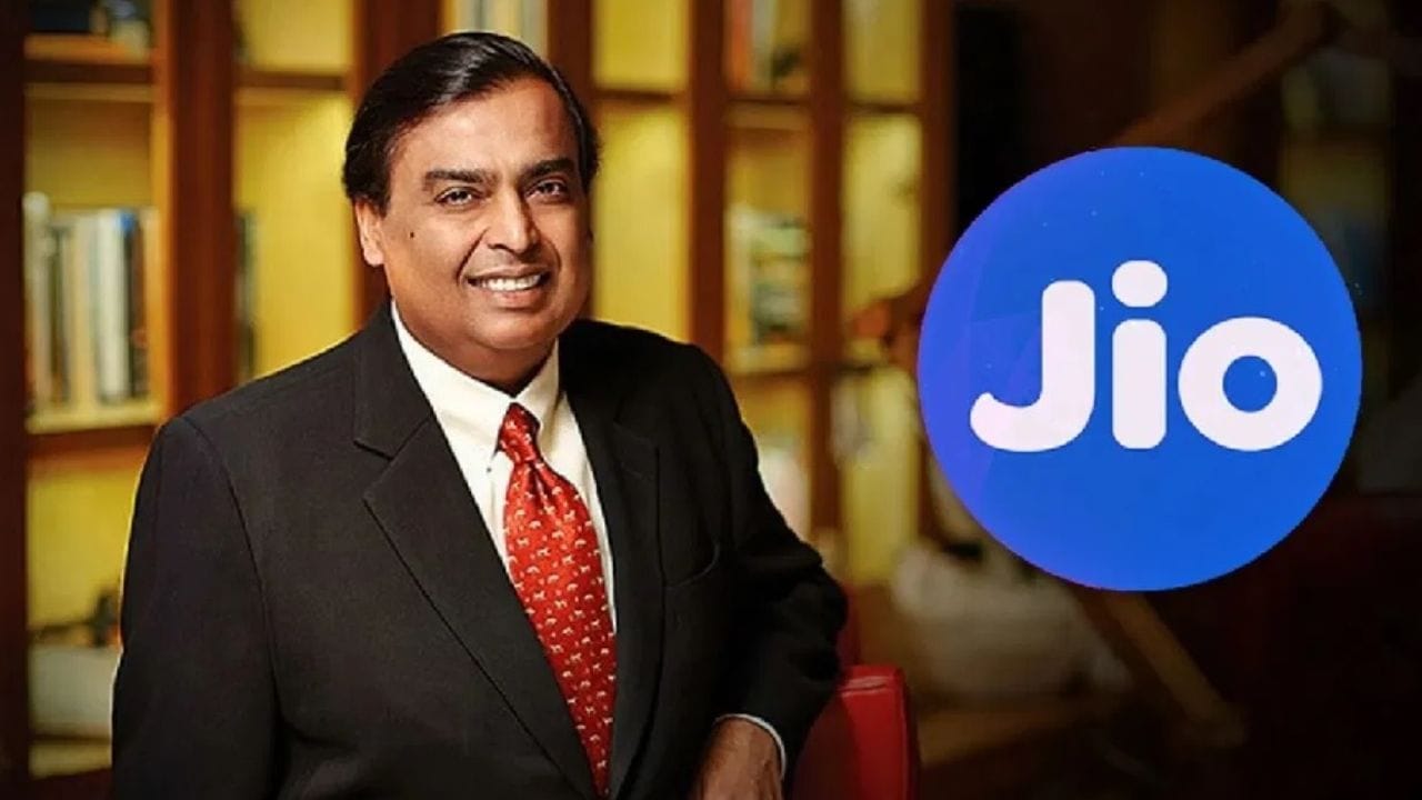  બેંકરોએ અગાઉ જિયો પ્લેટફોર્મ્સ માટે $170 બિલિયન સુધીના મૂલ્યાંકનનો પ્રસ્તાવ મૂક્યો હતો, જેનો અર્થ એ થયો કે કંપની લઘુત્તમ જરૂરિયાતના આધારે આશરે $4.3 બિલિયન એકત્ર કરી શકે છે. સૂત્રોના જણાવ્યા અનુસાર, અંતિમ શરતો સ્થાપિત થયા પછી, કંપની સિક્યોરિટીઝ એન્ડ એક્સચેન્જ બોર્ડ ઓફ ઇન્ડિયા (SEBI) સમક્ષ તેના ડ્રાફ્ટ રેડ હેરિંગ પ્રોસ્પેક્ટસ (DRHP) ફાઇલ કરવાની પ્રક્રિયા શરૂ કરશે.  (ફોટો ક્રેડિટ-સોશિયલ મીડિયા)