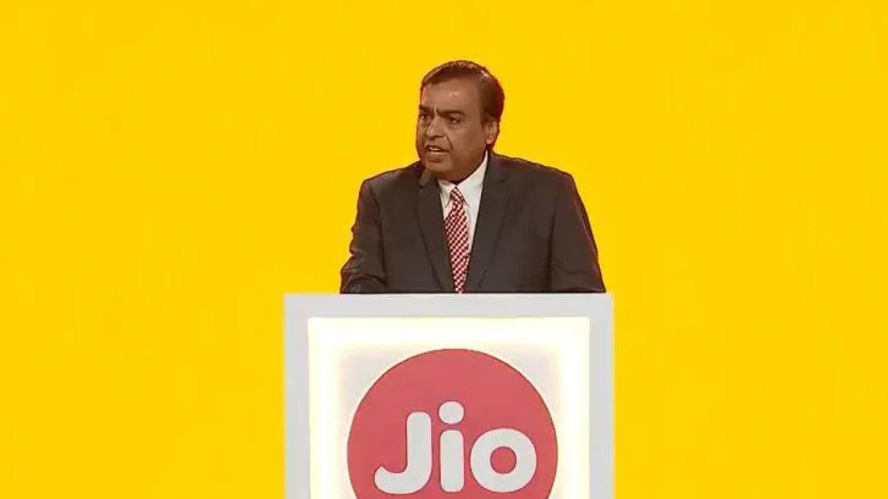 લિસ્ટિંગ માટે બે રેકોર્ડબ્રેક વર્ષો પછી, ભારતના પ્રાથમિક બજારમાં 2026 માં થોડી ધીમી શરૂઆત જોવા મળી છે. બ્લૂમબર્ગ દ્વારા સંકલિત ડેટા અનુસાર, આ ક્વાર્ટરમાં IPO દ્વારા આશરે $1.7 બિલિયન એકત્ર કરવામાં આવ્યા છે, જે ગયા વર્ષના સમાન સમયગાળા દરમિયાન $2.3 બિલિયન હતું. (ફોટો ક્રેડિટ-સોશિયલ મીડિયા)