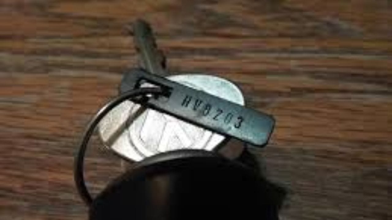 આ કોડ નવી ચાવી બનાવવામાં કેવી રીતે મદદ કરે છે: જ્યારે તમે આ કોડ અધિકૃત સેવા કેન્દ્રમાં બતાવો છો, ત્યારે તેને એક ખાસ મશીનમાં ફીડ કરવામાં આવે છે. મશીન આ કોડના આધારે ચોક્કસ ચાવી કાપવાની પેટર્ન બનાવે છે.
