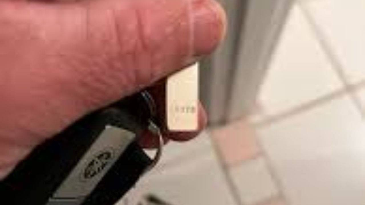 આ પ્રક્રિયાનો ઉપયોગ કરીને બનાવેલી નવી ચાવી મૂળ ચાવીની જેમ જ કામ કરે છે અને તાળામાં સરળતાથી ફિટ થઈ જાય છે. જો કે જો આ કોડ ઉપલબ્ધ ન હોય, તો મિકેનિકને ઘણો સમય લાગી શકે છે અથવા ક્યારેક આખી લોક કીટ બદલવાની જરૂર પડી શકે છે, જે ખર્ચાળ હોઈ શકે છે. સ્માર્ટ કી અને કી ફોબ્સના યુગમાં પણ આ ટેગ કેમ મહત્વપૂર્ણ છે?: આજે ઘણી આધુનિક કાર સ્માર્ટ કી અથવા કી ફોબ સિસ્ટમ સાથે આવે છે. આ સિસ્ટમોમાં ઇલેક્ટ્રોનિક લોકીંગ સાથે એક નાની ઇમરજન્સી કી પણ સામેલ છે.
