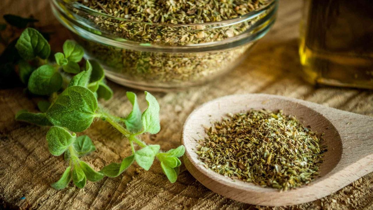 સૂકી ચમચીનો ઉપયોગ કરો: ઓરેગાનો કાઢતી વખતે ક્યારેય ભીની ચમચીનો ઉપયોગ કરશો નહીં. ભેજ મસાલાને બગાડી શકે છે.