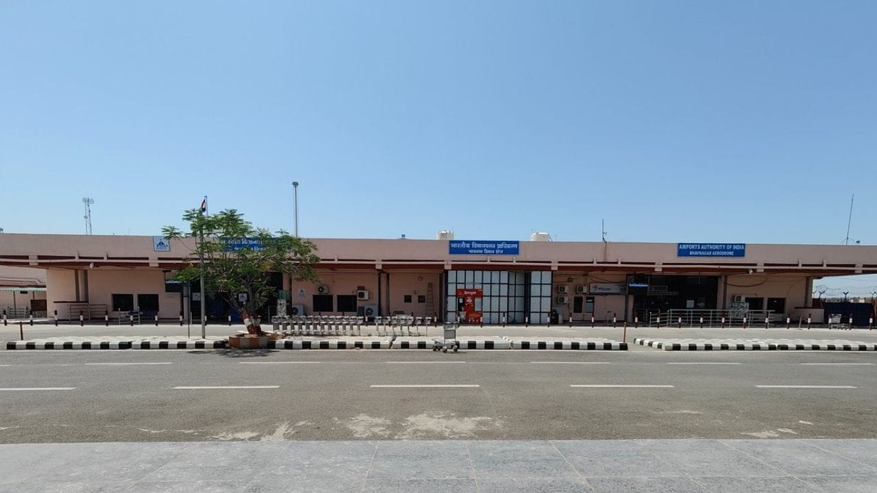 પાંચમું મહત્વપૂર્ણ એરપોર્ટ છે Bhavnagar Airport, જે ઉદ્યોગ અને વેપાર માટે મહત્વપૂર્ણ છે. સાથે કચ્છનો પણ સમાવેશ થાય છે. કચ્છ પ્રદેશમાં સેવા આપતું એક મહત્વપૂર્ણ એરપોર્ટ, જે પ્રવાસન અને વાણિજ્ય માટે સ્થાનિક ફ્લાઇટ્સનું સંચાલન કરે છે. આ એરપોર્ટ્સ ગુજરાતના આર્થિક વિકાસમાં મહત્વની ભૂમિકા ભજવે છે. વધતી હવાઈ સુવિધાઓના કારણે વેપાર, પ્રવાસન અને રોકાણમાં વધારો થઈ રહ્યો છે. આગામી સમયમાં વધુ એરપોર્ટ અને સુવિધાઓ વિકસિત થવાની શક્યતા છે, જે રાજ્યને વધુ મજબૂત બનાવશે.
