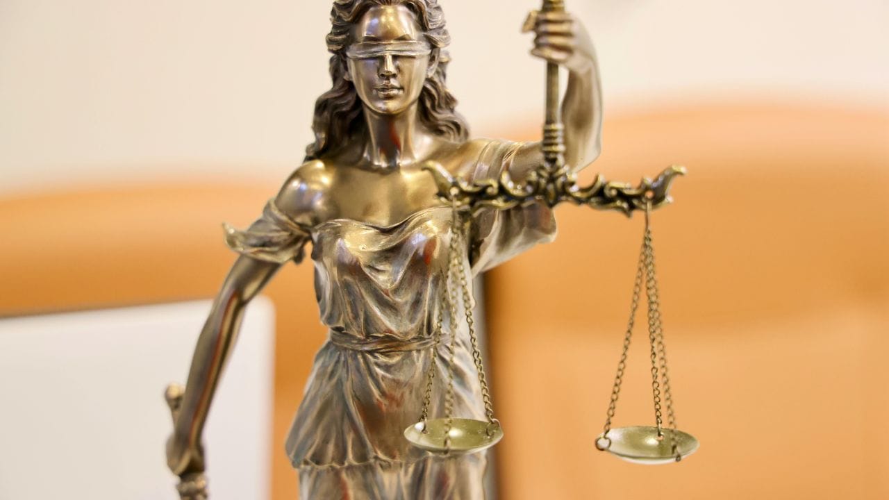 ત્યારબાગ કોર્ટે મેન્ટેન્સનો આદેશ લાગુ કરવા માટે સેલેરીમાંથી સીધા પૈસા કટ કરવાનો આદેશ યોગ્ય સમજ્યો હતો.કોર્ટે પતિના કર્મચારીને દર મહિને તેમના પગારમાંથી 25,000 કાપીને RTGS દ્વારા તેમની પત્નીના બેંક ખાતામાં જમા કરાવવાનો આદેશ આપ્યો હતો.