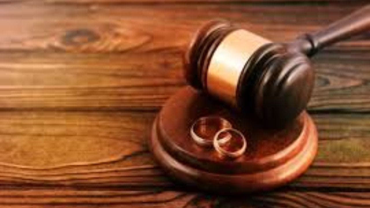 બીજી તરફ, કન્ટેસ્ટેડ ડિવોર્સમાં એક પક્ષ છુટાછેડા માંગે છે અને બીજો પક્ષ સહમત ન હોય, તો કોર્ટમાં કારણો રજૂ કરવા પડે છે. તેમાં ક્રૂરતા, ત્યાગ, વ્યભિચાર, ધર્મ પરિવર્તન અથવા માનસિક બિમારી જેવા આધાર હોઈ શકે છે.
