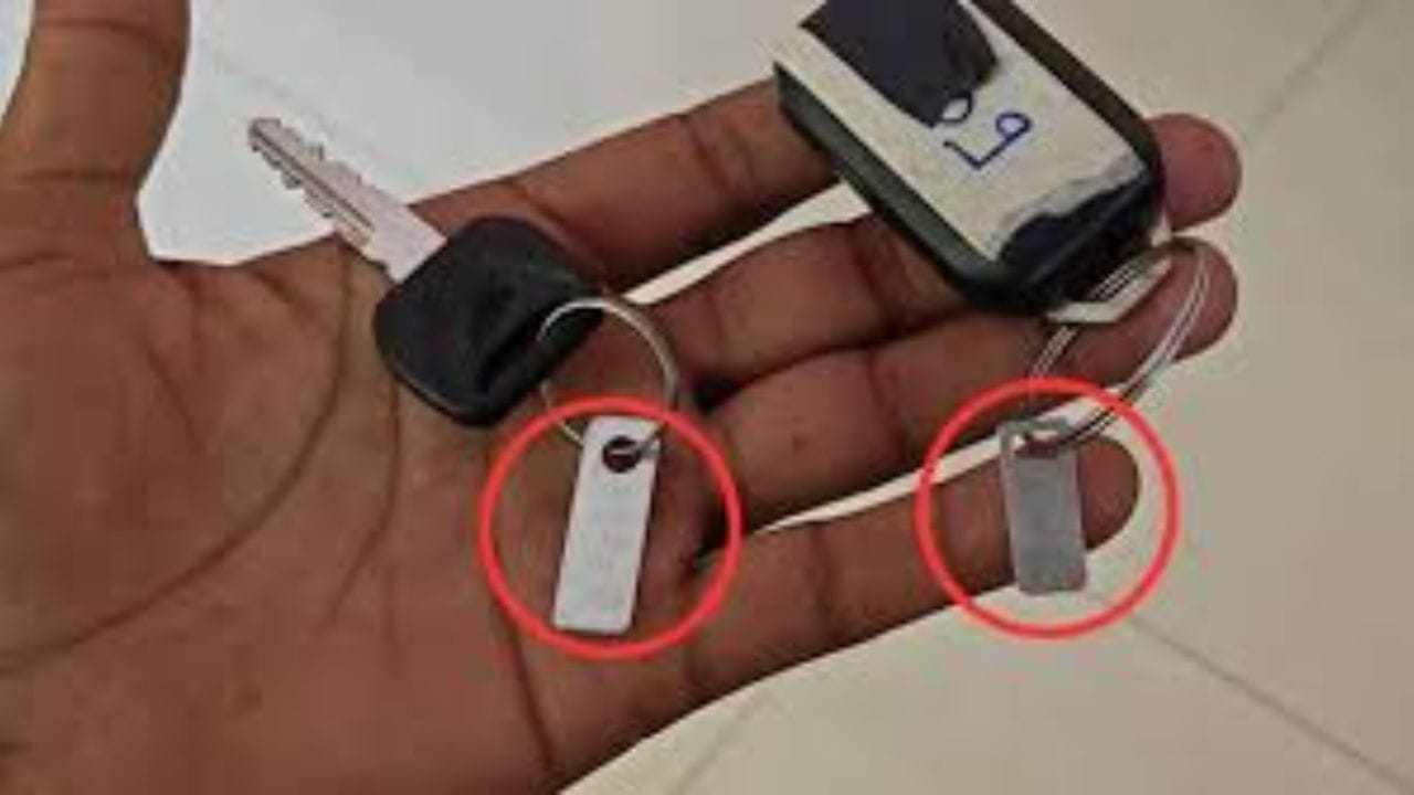 જો આ ચાવી ક્યારેય ખોવાઈ જાય અથવા નુકસાન થાય, તો નવી ઇમરજન્સી કી બનાવવા માટે સમાન કી કોડની જરૂર પડે છે. વધુમાં, જો તમારી ચાવી ચોરાઈ જાય, તો સેવા કેન્દ્ર આ કોડનો ઉપયોગ સિસ્ટમમાંથી જૂની ચાવીના સિગ્નલને દૂર કરવા અને નવી ચાવી રજીસ્ટર કરવા માટે કરી શકે છે.
