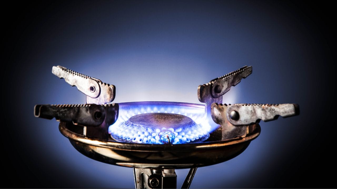 'લિક્વિફાઇડ પેટ્રોલિયમ ગેસ' પ્રોપેન અને બ્યુટેનનું મિશ્રણ હોય છે. તેની પોતાની કોઈ કુદરતી ગંધ હોતી નથી. ઉપરાંત જો આ ગેસ લીક થાય છે, તો આ ગેસ માનવ ઇન્દ્રિયો માટે સંપૂર્ણપણે અદ્રશ્ય હોય છે. (ફોટો  google)