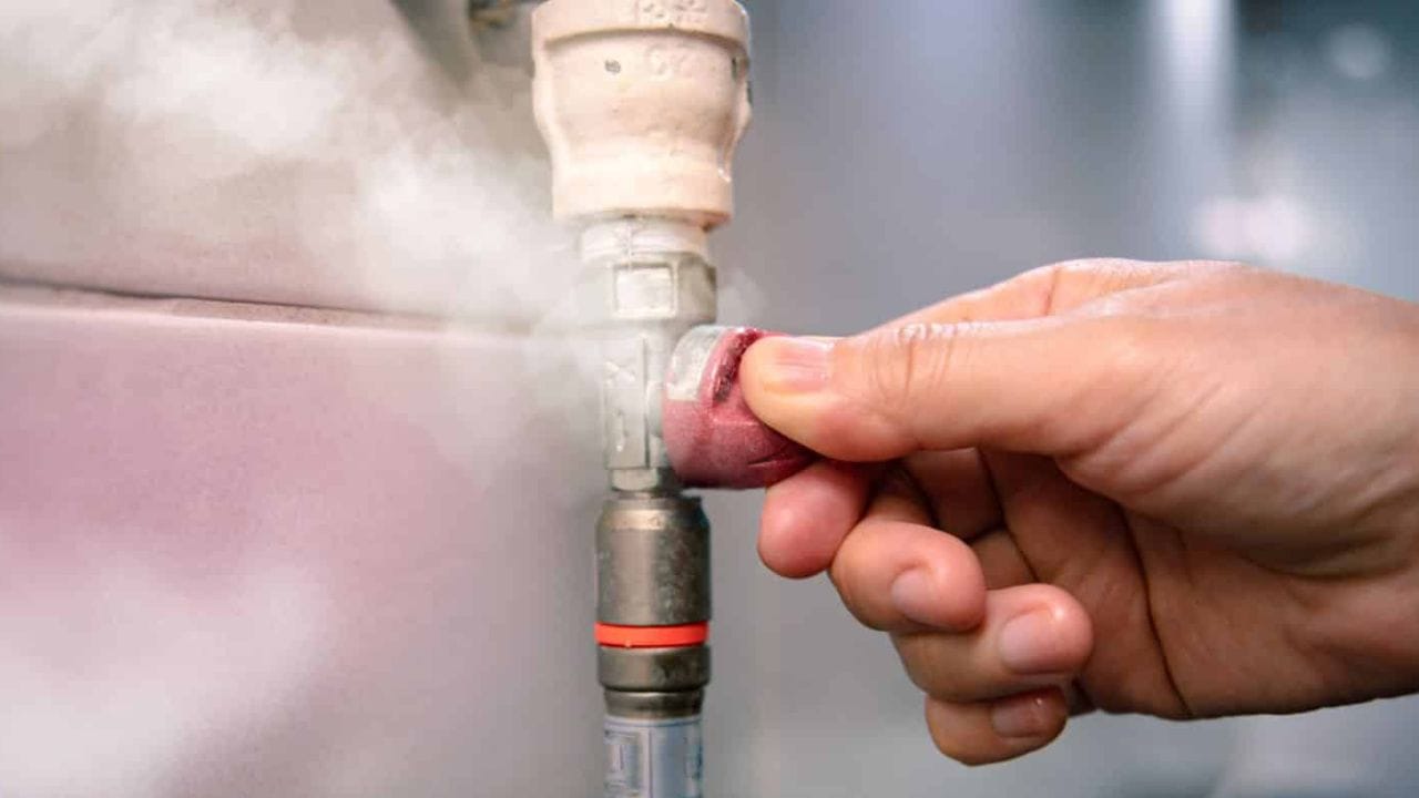 ગેસ લીક થવા પર જે દુર્ગંધ આવે છે તે 'ઇથિલ મર્કેપ્ટન' નામના રસાયણને કારણે થાય છે. આ પદાર્થ જાણી જોઈને LPGમાં ઉમેરવામાં આવે છે જેથી લીકેજને ઝડપથી શોધી શકાય છે. (ફોટો  google)