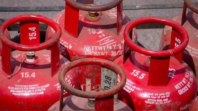 LPG Smell Reason : મધ્ય પૂર્વમાં વધતા તણાવ વચ્ચે, LPG પુરવઠા અંગેની ચિંતાઓએ સમગ્ર ભારતમાં ચિંતામાં વધારો કર્યો છે. જોકે સરકારે સ્પષ્ટતા આપી છે કે ગેસ, પેટ્રોલ તેમજ ડીઝલની કોઈ અછત નથી. પરંતુ લોકોએ ઘરે ગેસ સલામતી પર વધુ ધ્યાન આપવાનું શરૂ કર્યું છે. આ દરમિયાન LPG, ગંધહીન હોવા છતાં, સિલિન્ડર લીક થાય ત્યારે શા માટે વિચિત્ર ગંધ ઉત્પન્ન કરે છે તે સમજવા જેવુ છે. (ફોટો  google)