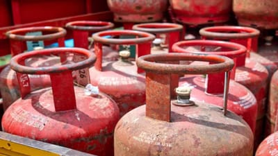 આગામી દિવસોમાં, તમને તમારા ઘરેલુ LPG સિલિન્ડરમાં માત્ર 10 કિલોગ્રામ ગેસ મળી શકે છે, જેમાં સામાન્ય રીતે 14.2 કિલોગ્રામ ગેસ હોય છે. દેશની તેલ માર્કેટિંગ કંપનીઓ ઈરાન સાથેના સંઘર્ષ અને ઘરેલુ LPG ભંડારમાં ઝડપથી ઘટાડો થવાને કારણે સપ્લાયમાં વિક્ષેપ વચ્ચે આ પગલું ભરવાની તૈયારી કરી રહી છે. "ધ ઇકોનોમિક ટાઇમ્સ"ના અહેવાલ મુજબ, આ આકસ્મિક યોજના હેઠળ, 14.2 કિલોગ્રામ સિલિન્ડરમાં હવે માત્ર 10 કિલો ગેસ ભરીને સપ્લાય કરવામાં આવી શકે છે, જેનાથી મર્યાદિત સ્ટોક મહત્તમ ગ્રાહકો સુધી પહોંચે તે સુનિશ્ચિત થાય છે. ઉદ્યોગ અધિકારીઓ જણાવે છે કે વર્તમાન કટોકટીને અસરકારક રીતે સંચાલિત કરવા માટે આ પગલું જરૂરી બની શકે છે. (ફોટો ક્રેડિટ-સોશિયલ મીડિયા)