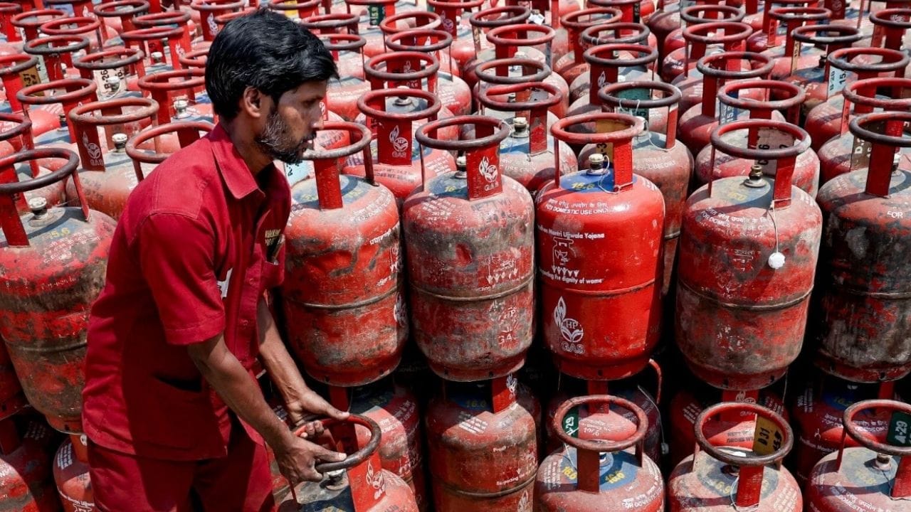  આજકાલ, ગેસ કંપનીઓ તેમની સત્તાવાર વેબસાઇટ્સ અને મોબાઇલ એપ્લિકેશન્સ દ્વારા આ સુવિધા પ્રદાન કરે છે. તમારા રજિસ્ટર્ડ મોબાઇલ નંબરનો ઉપયોગ કરીને લોગ ઇન કરીને, તમે "Surrender Connection" વિકલ્પને ઍક્સેસ કરી શકો છો; ફક્ત થોડી વિગતો ભરો, અને પ્રક્રિયા પૂર્ણ થઈ ગઈ છે. (ફોટો ક્રેડિટ-AI Image)