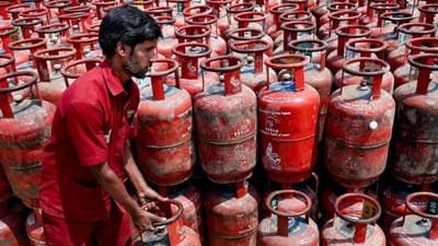 ઈરાન, ઈઝરાયલ અને યુનાઇટેડ સ્ટેટ્સ સાથેના સંઘર્ષને કારણે દેશવ્યાપી લોકડાઉન લાદવામાં આવી રહ્યું છે તેવી અફવાઓ અંગે સરકારે મક્કમ અને સ્પષ્ટ વલણ અપનાવ્યું છે. કેન્દ્રીય પેટ્રોલિયમ મંત્રી હરદીપ સિંહ પુરીએ ભારપૂર્વક જણાવ્યું હતું કે દેશવ્યાપી લોકડાઉન અંગેની અટકળો સંપૂર્ણપણે પાયાવિહોણી છે. તેમણે ભારપૂર્વક જણાવ્યું હતું કે સરકાર આવા કોઈ પ્રસ્તાવ પર વિચાર કરી રહી નથી અને જનતાએ ગભરાવાની કોઈ જરૂર નથી. (ફોટો ક્રેડિટ-AI)