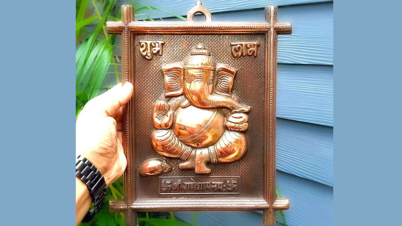 તેથી, જ્યારે આપણે તેમની મૂર્તિ બહારની તરફ રાખીએ છીએ, ત્યારે તેમની પીઠ આપણા ઘર તરફ હોય છે. આનો અર્થ એ થાય છે કે ઘરમાં દુર્ભાગ્યને અસરકારક રીતે આમંત્રણ આપવામાં આવી રહ્યું છે. (ફોટો ક્રેડિટ-સોશિયલ મીડિયા) 