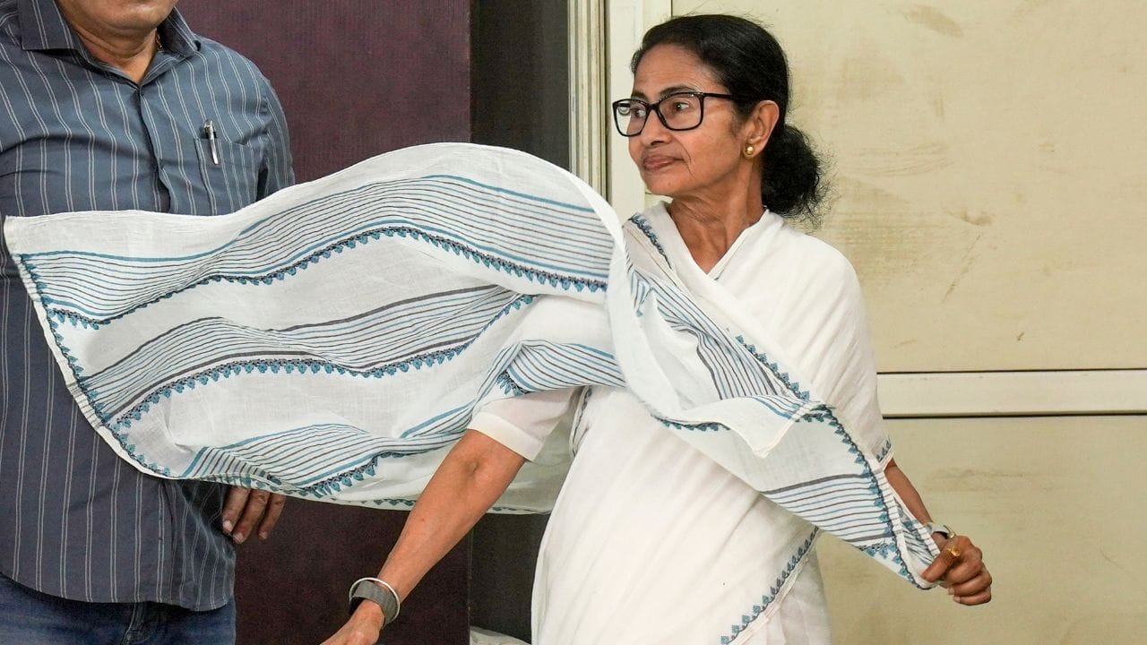  મમતા બેનર્જી હાલમાં પશ્ચિમ બંગાળના મુખ્યમંત્રી છે. "દીદી" તરીકે ઓળખાય છે, તેમનો જન્મ 5 જાન્યુઆરી, 1955ના રોજ થયો હતો. બંગાળની રાજધાની (કોલકાતા) માં એક બ્રાહ્મણ પરિવારમાં જન્મેલી, મમતાએ 15 વર્ષની ઉંમરે રાજકારણમાં પ્રવેશ કર્યો હતો. 