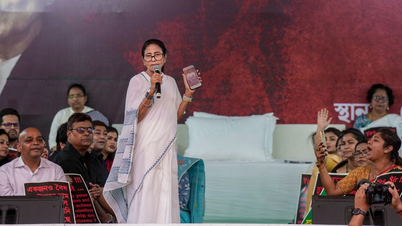  તેમણે લાંબા સમય સુધી કોંગ્રેસ પાર્ટી માટે કામ કર્યું. 1984માં તેમણે કોમ્યુનિસ્ટ પાર્ટીના દિગ્ગજ નેતા, સોમનાથ ચેટરજીને હરાવ્યા અને સંસદ સભ્ય બન્યા. મમતા બેનર્જી અપરિણીત છે. 