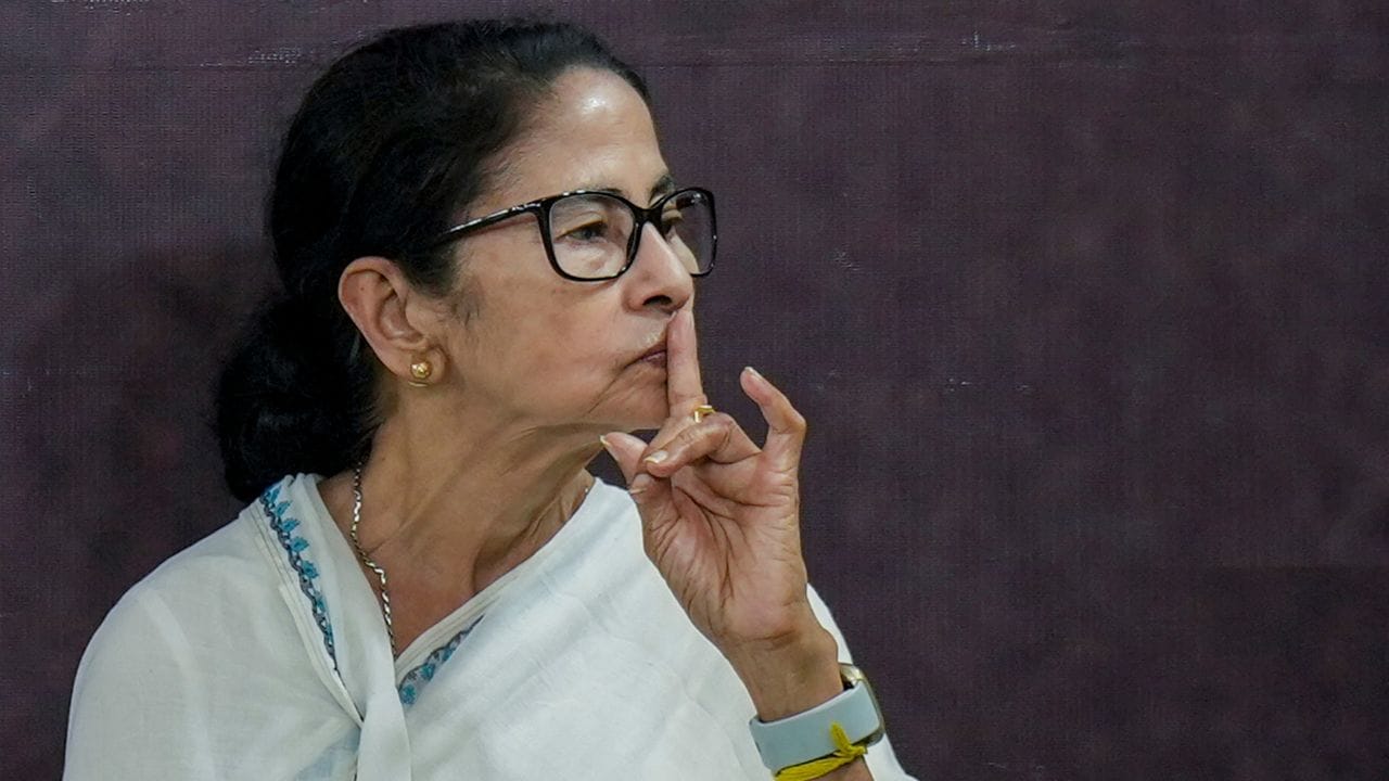 2011માં, ઓલ ઈન્ડિયા તૃણમૂલ કોંગ્રેસે SUCI અને INC સાથે મળીને પશ્ચિમ બંગાળ વિધાનસભાની ચૂંટણીમાં વર્તમાન ડાબેરી ગઠબંધન સામે 227 બેઠકો જીતી હતી. 