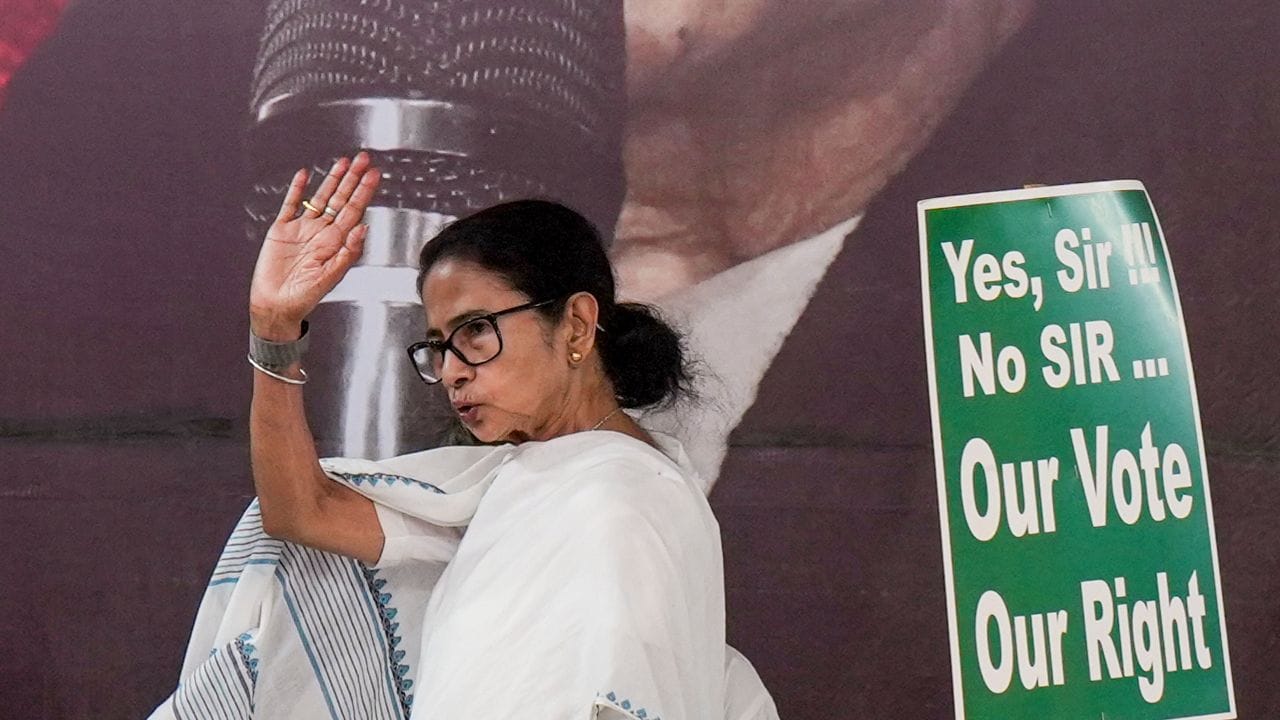  TMC એ 184 બેઠકો જીતી હતી જેમાં INC એ 42 બેઠકો જીતી હતી અને SUCIએ એક બેઠક મેળવી હતી. આનાથી 34  વર્ષ લાંબી ડાબેરી મોરચાની સરકારનો અંત આવ્યો હતો.