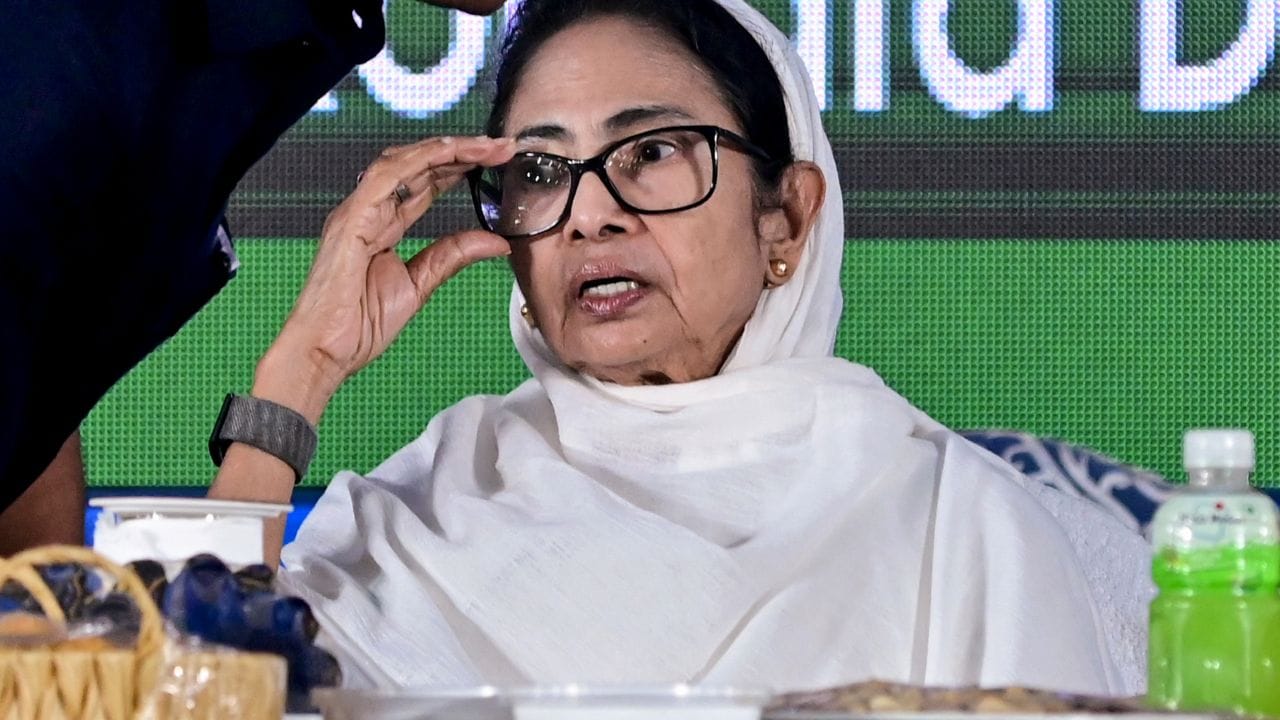 1975માં, તેમણે રાષ્ટ્રીય નેતા જેપી નારાયણની કારના બોનેટ પર વિરોધ પ્રદર્શન કરીને રાષ્ટ્રીય સમાચારોમાં ચર્ચાનું સ્થાન મેળવ્યું. આ કૃત્ય કટોકટી દરમિયાન ઇન્દિરા ગાંધી પ્રત્યેની તેમની વફાદારી દર્શાવે છે. ત્યારબાદ, તેમણે ચાર વર્ષ સુધી મહિલા કોંગ્રેસના મહાસચિવ તરીકે સેવા આપી.