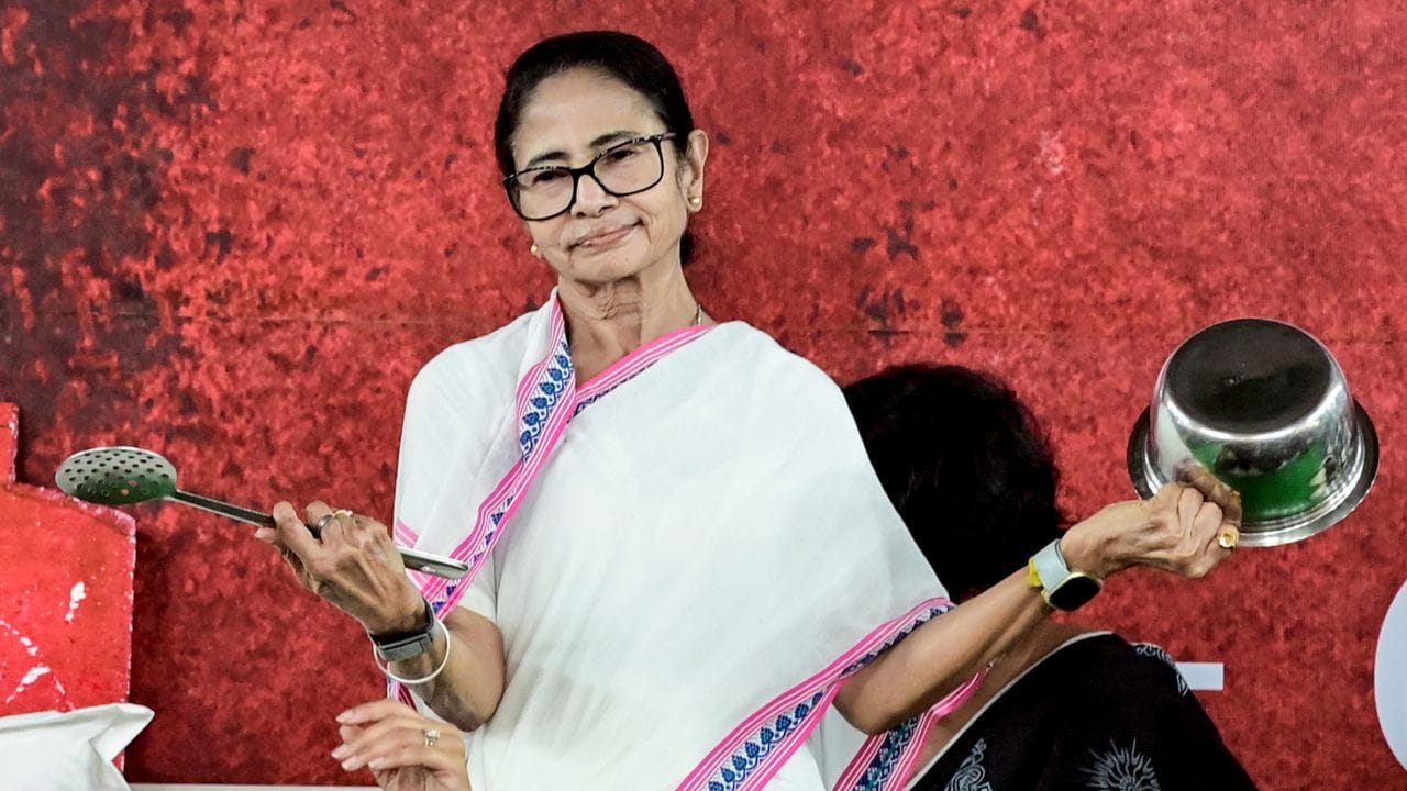 તેમણે ઇતિહાસ, ઇસ્લામિક ઇતિહાસ, શિક્ષણ અને કાયદાનો પણ અભ્યાસ કર્યો છે. તેમને માનદ ડોક્ટરેટની પદવી પણ મળી છે. તેમણે ત્રણ ટર્મ સુધી રાજ્યના મુખ્યમંત્રી તરીકે સેવા આપી છે.