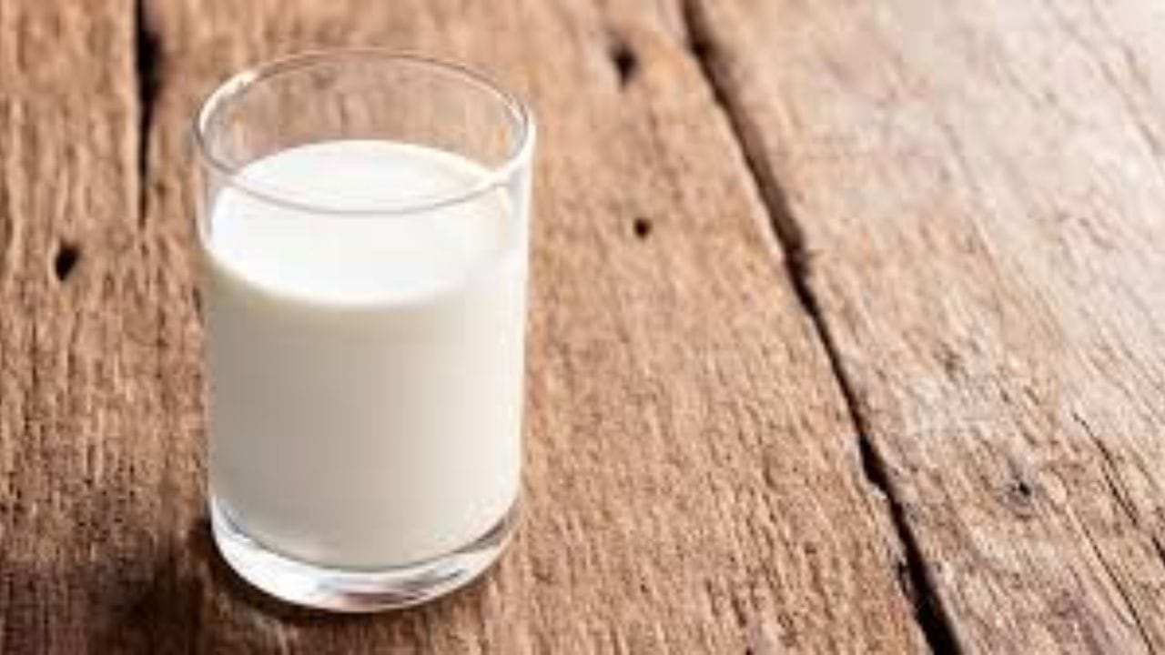 દાળ સાથે ટેસ્ટ કરો: તમે દાળ સાથે દૂધમાં ભેળસેળ માટે પણ ટેસ્ટ કરી શકો છો. સોયાબીન અથવા તુવેરના પાવડરને દૂધમાં સારી રીતે મિક્સ કરો અને પછી તેમાં લાલ લિટમસ પાવડર ડુબાડો. જો તે વાદળી થઈ જાય, તો દૂધ યુરિયા અથવા અન્ય કોઈ રસાયણથી ભેળસેળવાળું હોઈ શકે છે. લિટમસ પેપરમાં ડુબાડવાથી શુદ્ધ દૂધ તેનો રંગ બદલાતો નથી.
