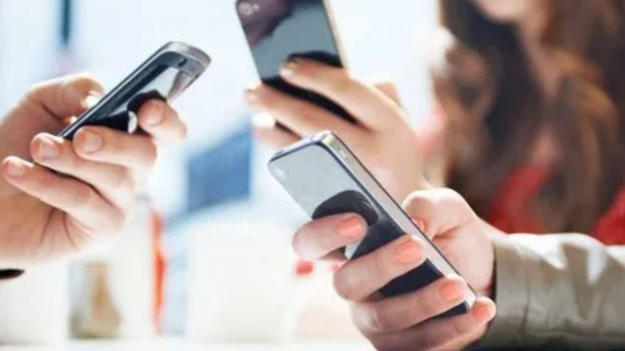 ભારતમાં ડેટા વપરાશમાં પણ અસાધારણ વધારો જોવા મળ્યો છે, જેમાં પ્રતિ સબ્સ્ક્રાઇબર સરેરાશ માસિક વપરાશ 61.66 MB થી આશરે 25.25 GB થયો છે. તે જ સમયે, ડેટાનો ખર્ચ 97 ટકા ઘટી ગયો છે - પ્રતિ GB ₹269 થી ઘટીને આશરે ₹7.9 પ્રતિ GB થયો છે - જેના કારણે ઇન્ટરનેટ સેવાઓ નોંધપાત્ર રીતે વધુ સસ્તી બની છે. (ફોટો ક્રેડિટ-સોશિયલ મીડિયા)