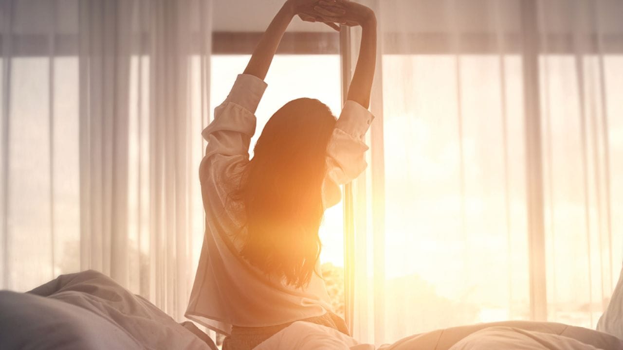 શું તમે જાણો છો કે તમારી સફળતાનું રહસ્ય તમારી સવારની આદતોમાં છુપાયેલું છે? આપણે ઘણીવાર અજાણતાં આપણા દિવસની શરૂઆત કેટલીક ભૂલોથી કરીએ છીએ જે આપણા કામ, નાણાકીય બાબતો અને કારકિર્દીમાં અવરોધો ઉભા કરે છે. (ફોટો ક્રેડિટ-Whisk AI)