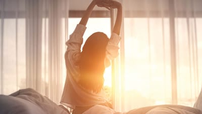 શું તમે જાણો છો કે તમારી સફળતાનું રહસ્ય તમારી સવારની આદતોમાં છુપાયેલું છે? આપણે ઘણીવાર અજાણતાં આપણા દિવસની શરૂઆત કેટલીક ભૂલોથી કરીએ છીએ જે આપણા કામ, નાણાકીય બાબતો અને કારકિર્દીમાં અવરોધો ઉભા કરે છે. (ફોટો ક્રેડિટ-Whisk AI)