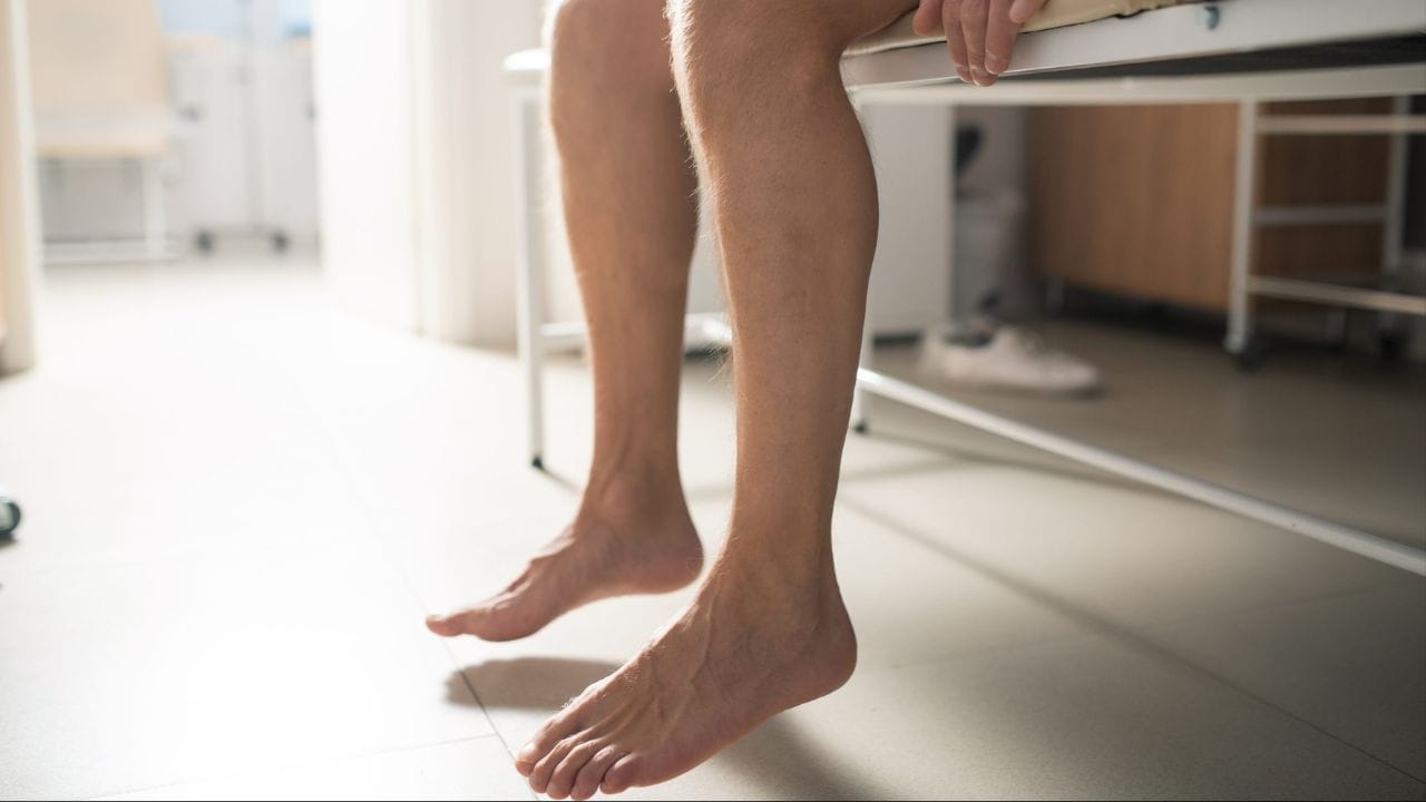 2. જમીન પર પગ પછાડવા: વાસ્તુ શાસ્ત્રમાં, પૃથ્વીને 'માતા'નો દરજ્જો આપવામાં આવ્યો છે. જાગ્યા પછી, પગને જમીન પર પછાડવા અથવા ગુસ્સામાં પલંગ પરથી ઉતરીને પગ પછાડવા અશુભ માનવામાં આવે છે. આમ કરવાથી ઘરમાં નકારાત્મક ઉર્જા વધે છે અને નાણાકીય મુશ્કેલીઓનો સામનો કરવો પડી શકે છે. (ફોટો ક્રેડિટ-Whisk AI)