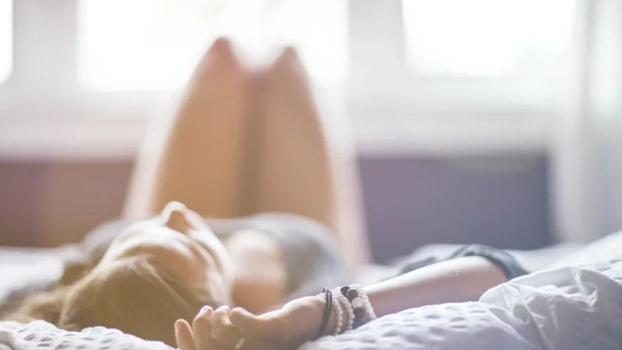 4.સૂર્યોદય પછી મોડા સુધી સૂવું: બ્રહ્મ મુહૂર્ત દરમિયાન જાગવું એ સૌથી શુભ પ્રથા માનવામાં આવે છે. જે લોકો મોડા ઉઠે છે તેઓ ઘણીવાર અટકેલા કામ અને તેમના જીવનમાં ધીમી પ્રગતિ જેવી સમસ્યાઓનો સામનો કરે છે. તેથી, સવારે વહેલા ઉઠો. (ફોટો ક્રેડિટ-Whisk AI)