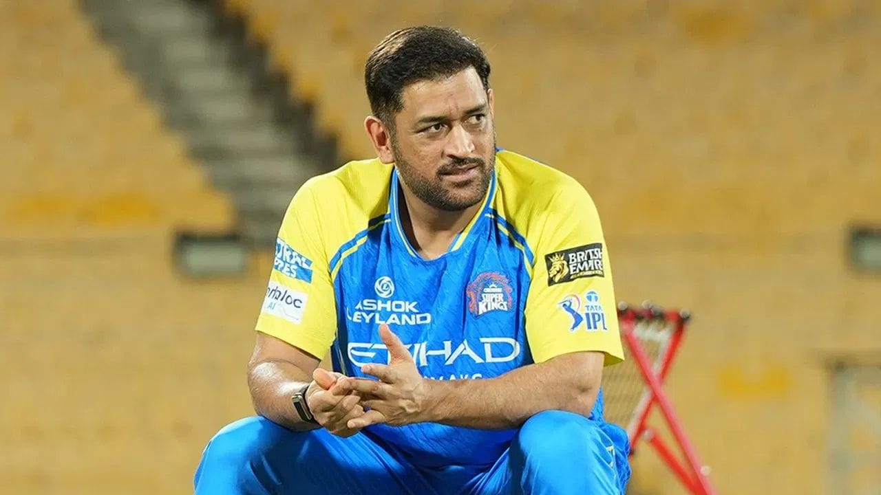 ચેન્નાઈ સુપર કિંગ્સ માટે શનિવારની સાંજ નિરાશાજનક રહી, કારણ કે ટીમ મેનેજમેન્ટે સત્તાવાર રીતે ધોનીની ઈજાની જાહેરાત કરી. ધોની માત્ર વિકેટકીપર જ નહીં પરંતુ ટીમના મેન્ટર તરીકે પણ મહત્વપૂર્ણ રહ્યો છે. તેની ગેરહાજરી ટીમના સંતુલન પર સીધી અસર કરી શકે છે.