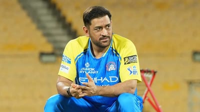 ચેન્નાઈ સુપર કિંગ્સ માટે શનિવારની સાંજ નિરાશાજનક રહી, કારણ કે ટીમ મેનેજમેન્ટે સત્તાવાર રીતે ધોનીની ઈજાની જાહેરાત કરી. ધોની માત્ર વિકેટકીપર જ નહીં પરંતુ ટીમના મેન્ટર તરીકે પણ મહત્વપૂર્ણ રહ્યો છે. તેની ગેરહાજરી ટીમના સંતુલન પર સીધી અસર કરી શકે છે.