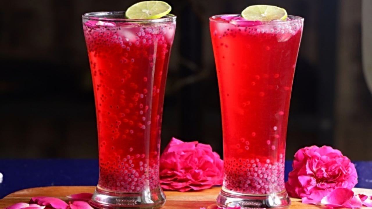 ગુલાબ શરબત - ગુલાબ શરબત ઉનાળા દરમિયાન તાત્કાલિક આરામ પણ આપે છે. તમે બજારમાંથી ગુલાબ શરબત ખરીદી શકો છો અથવા તાજી ગુલાબની પાંખડીઓને પાણીમાં ઉકાળી શકો છો. ચાસણીને ગાળી લો, પછી ખાંડ અને લીંબુનો રસ ઉમેરીને ચાસણી બનાવો. ગુલાબ એસેન્સ ઉમેરો અને કાચની બરણીમાં સ્ટોર કરો. જરૂર પડે ત્યારે, તરત જ શરબત તૈયાર કરો.