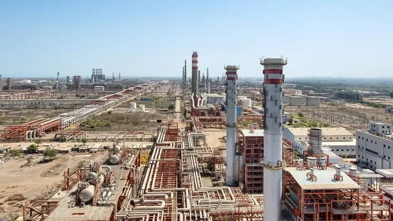 નાયરા એનર્જી તેનું મોટાભાગનું ઉત્પાદન સ્થાનિક બજારમાં વેચે છે અને દેશભરમાં તેના અંદાજે 7,000 પેટ્રોલ પંપ છે. આ સાથે જ તે સરકારી કંપનીઓને પણ ઈંધણ પૂરું પાડે છે. આવી સ્થિતિમાં રિફાઇનરીનું બંધ થવું સ્થાનિક બજારમાં તેલ અને ગેસની ઉપલબ્ધતાને અસર કરી શકે છે.