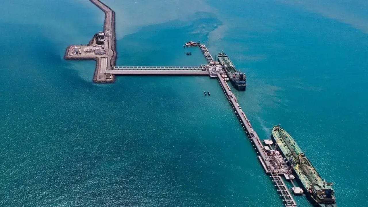 નાયરા જેવી મોટી રિફાઇનરી 35 દિવસ બંધ રહેવાથી 'પેનિક બાઇંગ' (ગભરાટમાં ખરીદી) વધી શકે છે. જો નાયરાના પંપો પર સપ્લાય ઓછી થશે, તો ગ્રાહકોનો પૂરો બોજ સરકારી તેલ કંપનીઓ (IOCL, BPCL, HPCL) ના નેટવર્ક પર આવી જશે. જો સરકારી પંપો પર અચાનક ભીડ વધશે, તો ત્યાં પણ સ્ટોક જલ્દી ખતમ થવાની અને લોજિસ્ટિક્સની સમસ્યાઓ ઊભી થઈ શકે છે. નિષ્ણાતોનું માનવું છે કે, જો સ્થિતિને યોગ્ય રીતે મેનેજ કરવામાં નહીં આવે, તો દેશના ગ્રામીણ અને અર્ધ-શહેરી વિસ્તારોમાં પેટ્રોલ-ડીઝલની અછત જોવા મળી શકે છે, જ્યાં નાયરા એનર્જીની પકડ ઘણી મજબૂત છે.