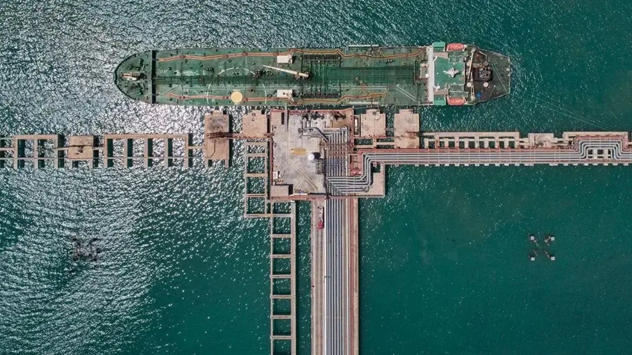 સામાન્ય રીતે રિફાઇનરીના શટડાઉન દરમિયાન ઓઇલ કંપનીઓ અગાઉથી સ્ટોક જમા કરી લે છે અથવા બીજી કંપનીઓ પાસેથી તેલ ખરીદીને સપ્લાય જાળવી રાખે છે. રશિયા-યુક્રેન યુદ્ધ અને હવે ઈરાન-ઈઝરાયેલ વચ્ચે વધતા તણાવને કારણે વૈશ્વિક સ્તરે ક્રૂડ ઓઈલની સપ્લાય ચેઈન પહેલેથી જ દબાણમાં છે. જો આંતરરાષ્ટ્રીય બજારમાં તેલના ભાવ હજુ વધે, તો ખાનગી કંપનીઓ માટે બહારથી મોંઘું તેલ ખરીદીને સ્થાનિક બજારમાં સસ્તા ભાવે વેચવું નુકસાનકારક સાબિત થઈ શકે છે. કંપનીએ જણાવ્યું છે કે, હાલમાં સપ્લાય માટે તેમની પાસે પૂરતો સ્ટોક ઉપલબ્ધ છે.