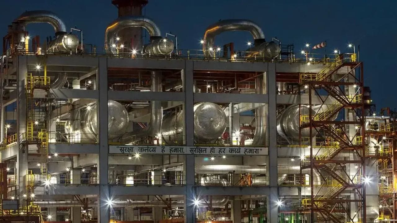 નાયરા એનર્જીની આ રિફાઇનરી વાર્ષિક 2 કરોડ ટન કાચું તેલ સાફ કરવાની ક્ષમતા ધરાવે છે, જે ભારતની કુલ રિફાઇનિંગ ક્ષમતાનો લગભગ 8% હિસ્સો છે. 35 દિવસ સુધી ઉત્પાદન ઠપ રહેવાનો અર્થ એ છે કે, બજારમાં પેટ્રોલ અને ડીઝલના પુરવઠામાં મોટો ઘટાડો આવી શકે છે. નાયરા એનર્જી દેશના 6,300થી વધુ પેટ્રોલ પંપોને ઈંધણ સપ્લાય કરે છે. આ રિફાઇનરીનું શટડાઉન માર્ચના અંતથી શરૂ થઈને એપ્રિલ સુધી ચાલવાની ધારણા છે, જેના કારણે આવનારા સમયમાં પેટ્રોલ પંપોની મુશ્કેલી વધી શકે છે.