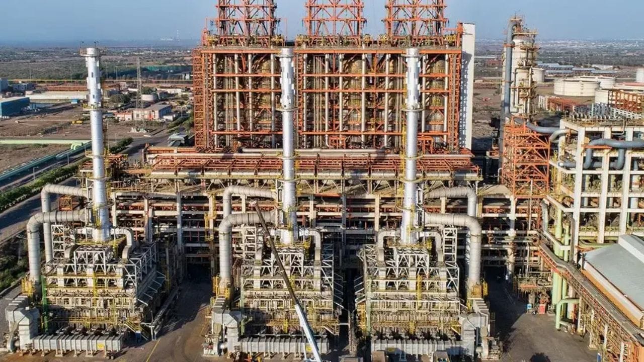 દેશની બીજી સૌથી મોટી ખાનગી રિફાઇનરી નાયરા એનર્જી (Nayara Energy) ગુજરાતના વાડિનાર સ્થિત પોતાના પ્લાન્ટને 35 દિવસ માટે સંપૂર્ણપણે બંધ કરવાની યોજના બનાવી રહી છે. આ શટડાઉન રિફાઇનરીના નિયમિત જાળવણી (Maintenance) કામ માટે કરવામાં આવી રહ્યું છે પરંતુ તેની ટાઇમિંગે બજારના નિષ્ણાતો અને પેટ્રોલ પંપ ડીલરોની ચિંતા વધારી દીધી છે.